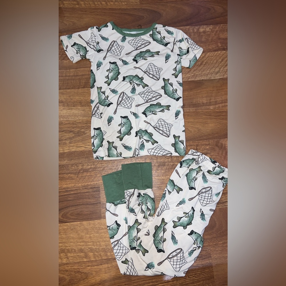 Kids Bamboo short sleeve fish and fish net, green and tan pjs, size 7/8